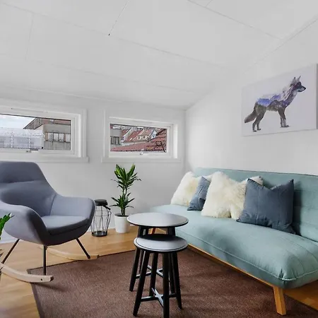 Stylish Top Floor, Central, Free Parking. Ls401