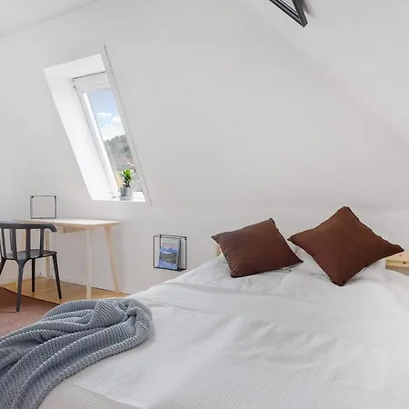Stylish Top Floor, Central, Free Parking. Ls401 شقة