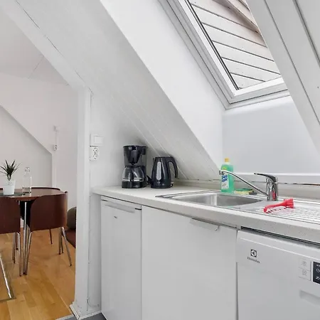 Stylish Top Floor, Central, Free Parking. Ls401
