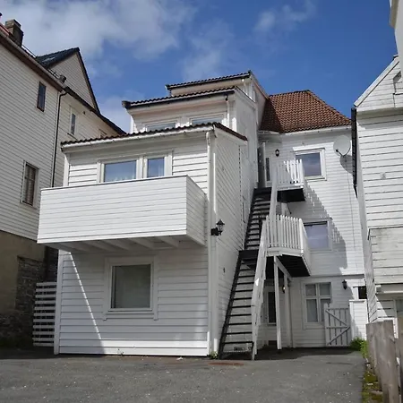 Apartman Stylish Top Floor, Central, Free Parking. Ls401 *