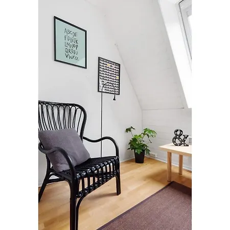 Apartment Stylish Top Floor, Central, Free Parking. Ls401 *